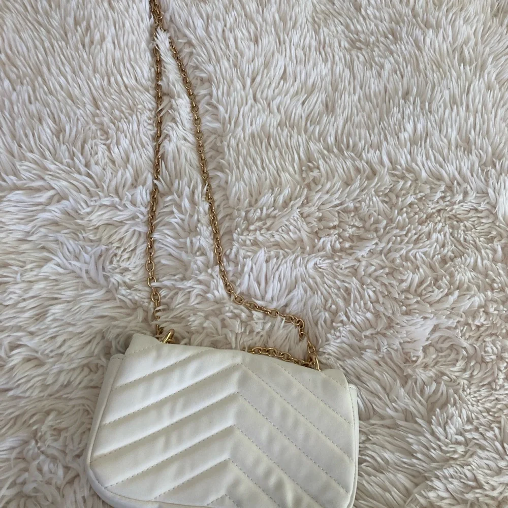 Forever 21 White Quilted Crossbody Bag with Gold Chain - Picture 6 of 6